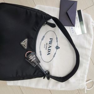 프라다 리나일론 호보백 이미지