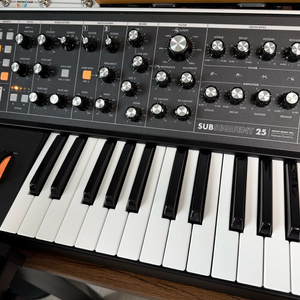 새것같은 Moog Subsequent 25 박스풀 이미지