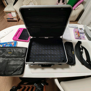 리모와 브리프 케이스 이미지