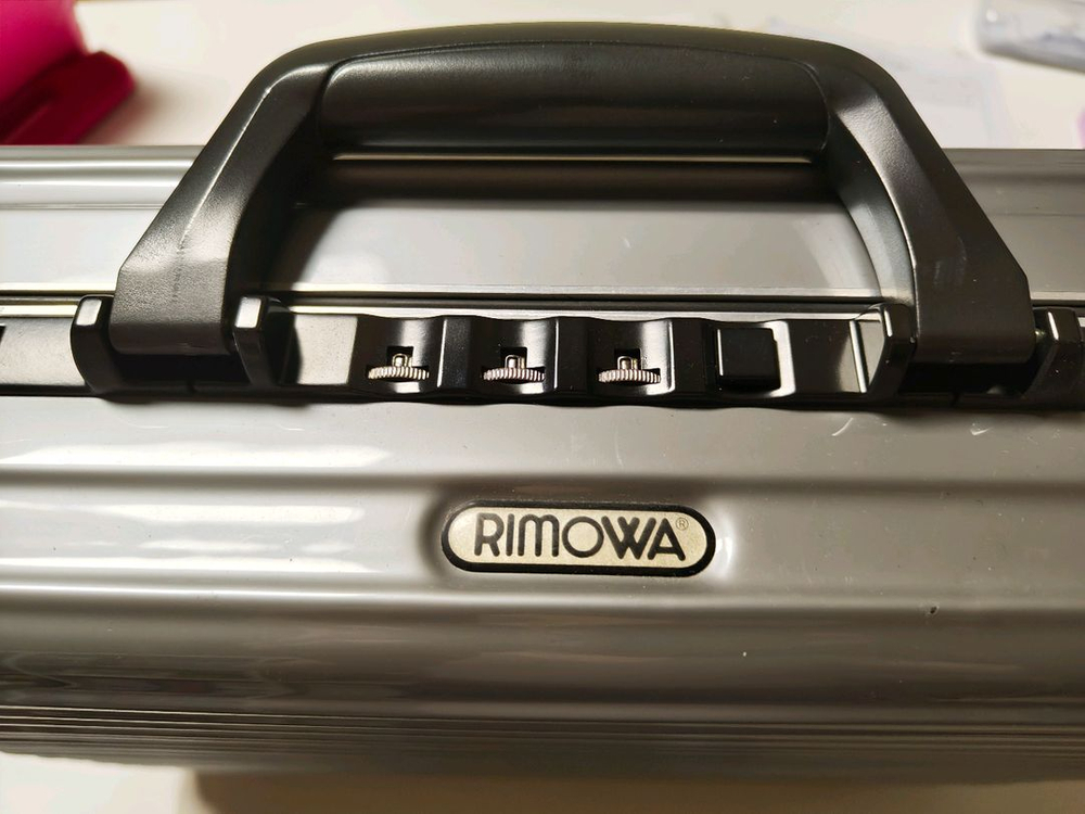 리모와 브리프 케이스 이미지