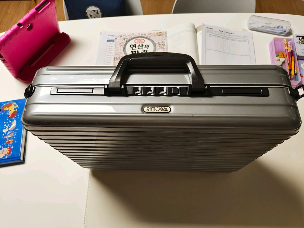 리모와 브리프 케이스 이미지