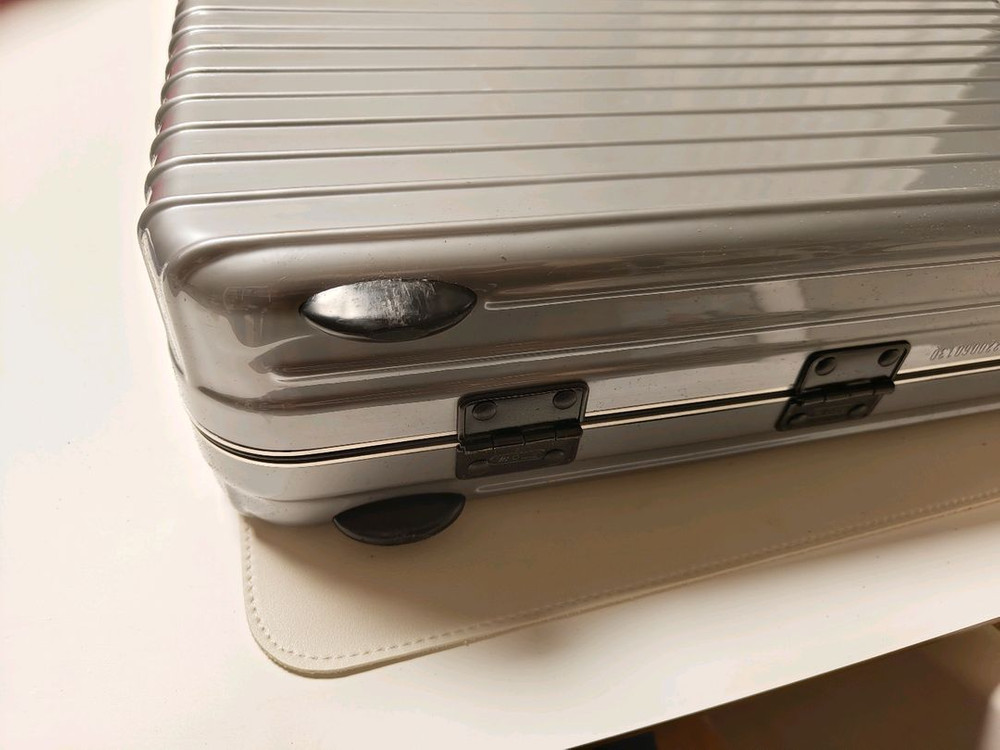 리모와 브리프 케이스 이미지