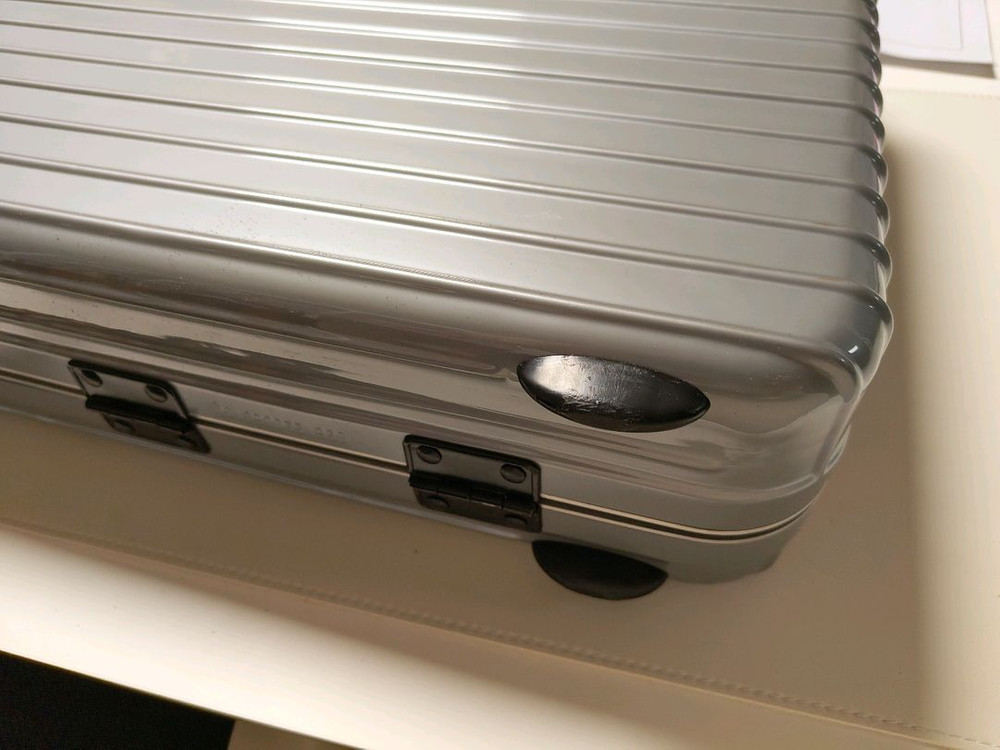 리모와 브리프 케이스 이미지