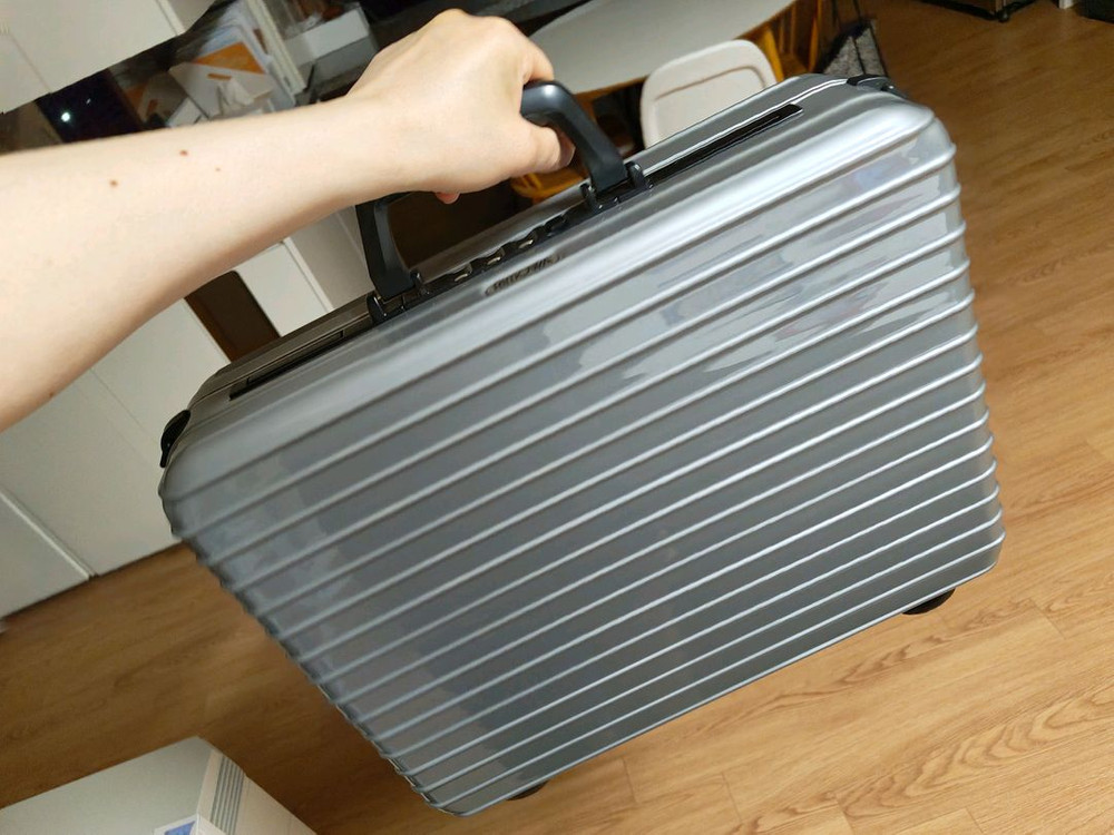 리모와 브리프 케이스 이미지