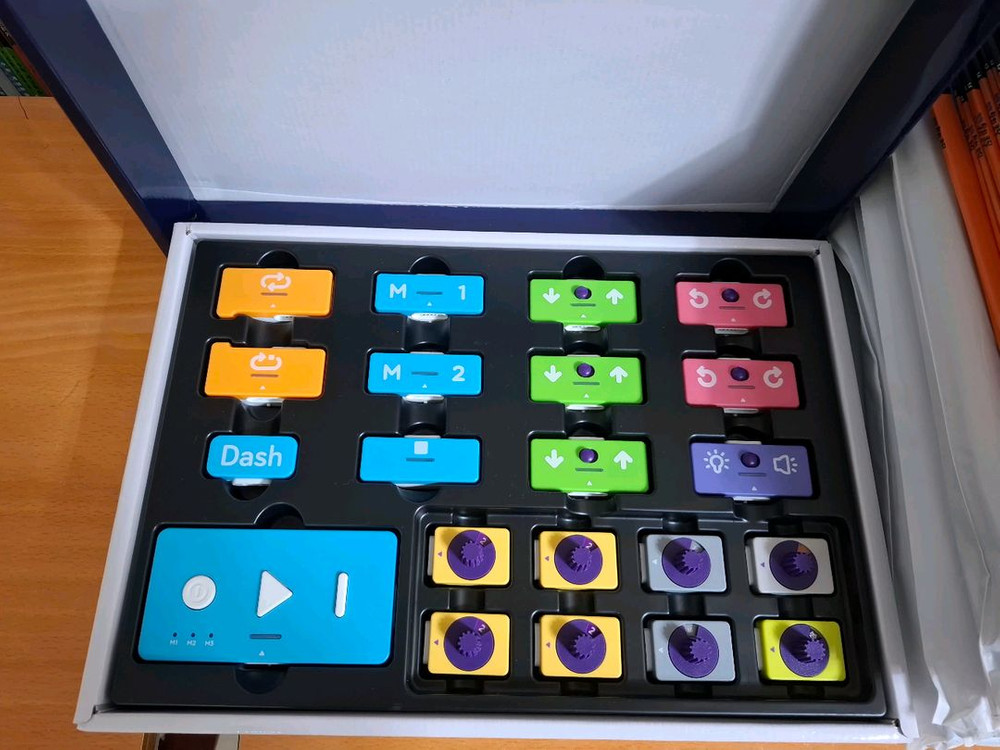 코딩로봇 대시 & 클레버 블록 새것 교재 전권 포함 이미지