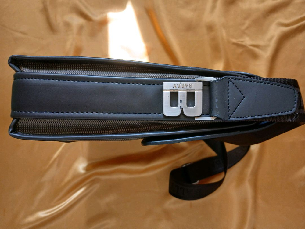 발리 서류 가방 이미지