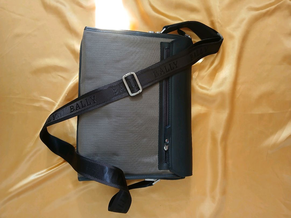 발리 서류 가방 이미지