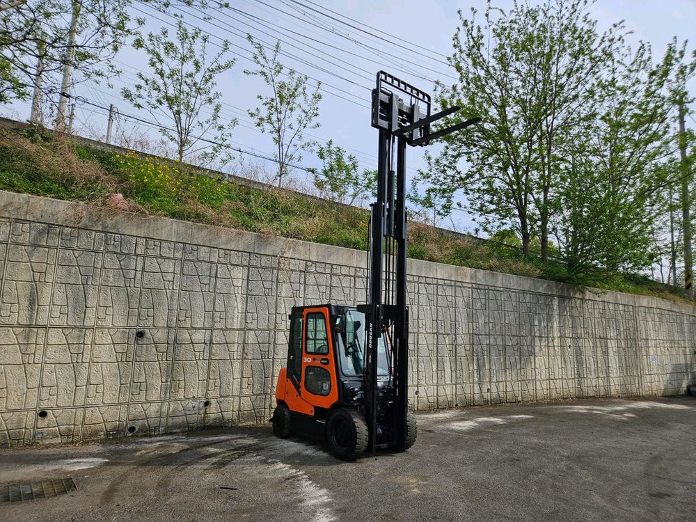중고지게차 두산 D30SE-5 디젤 3톤 3단 지게차 (3단마스트, 자동발, 사이드쉬프트, 캐빈) 이미지