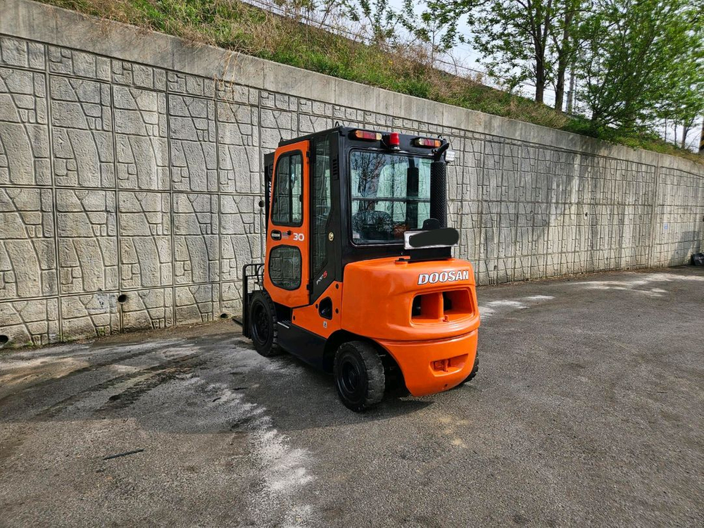 중고지게차 두산 D30SE-5 디젤 3톤 3단 지게차 (3단마스트, 자동발, 사이드쉬프트, 캐빈) 이미지