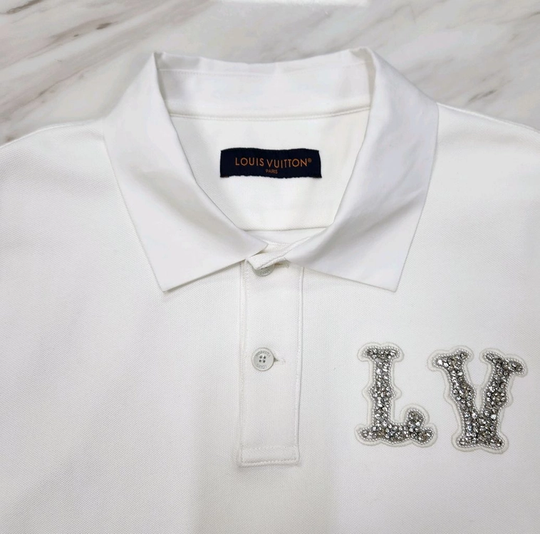 [정품 남성용] 루이비통 크리스탈 LV 장식 반팔 카라티 52 사이즈 샤넬 구찌 펜디 프라다 에르메스 디올 버버리 이미지