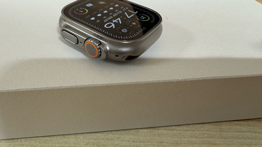 애플워치 울트라2 내추럴 티타늄 이미지