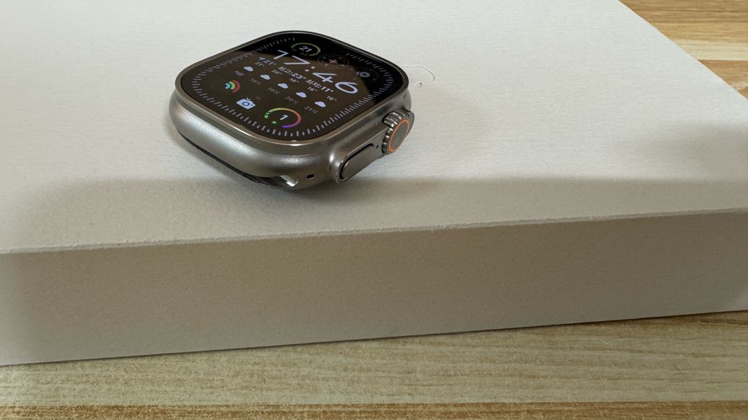 애플워치 울트라2 내추럴 티타늄 이미지