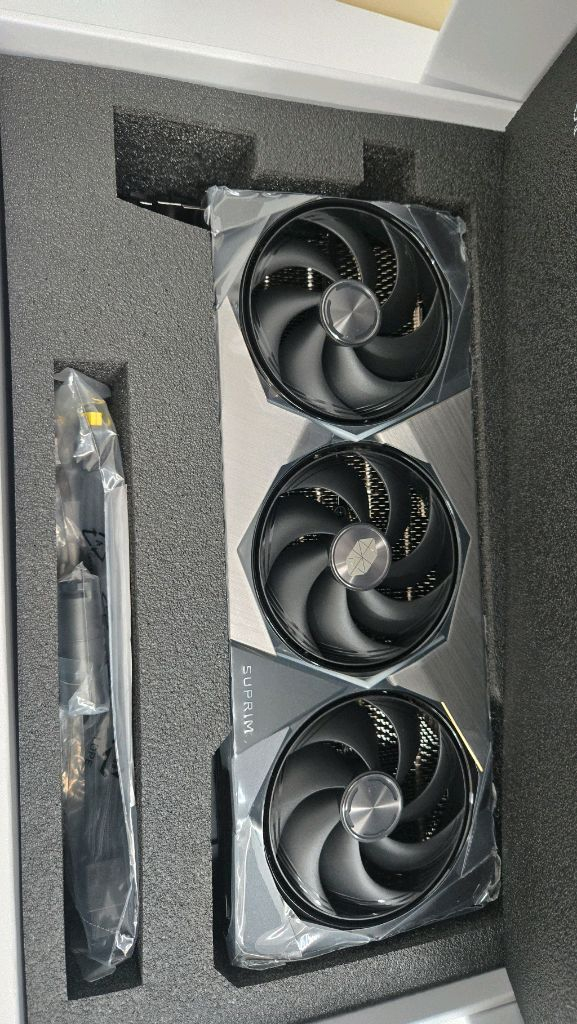 MSI RTX5090 슈프림 슈라우드 (부품 장식용) 이미지