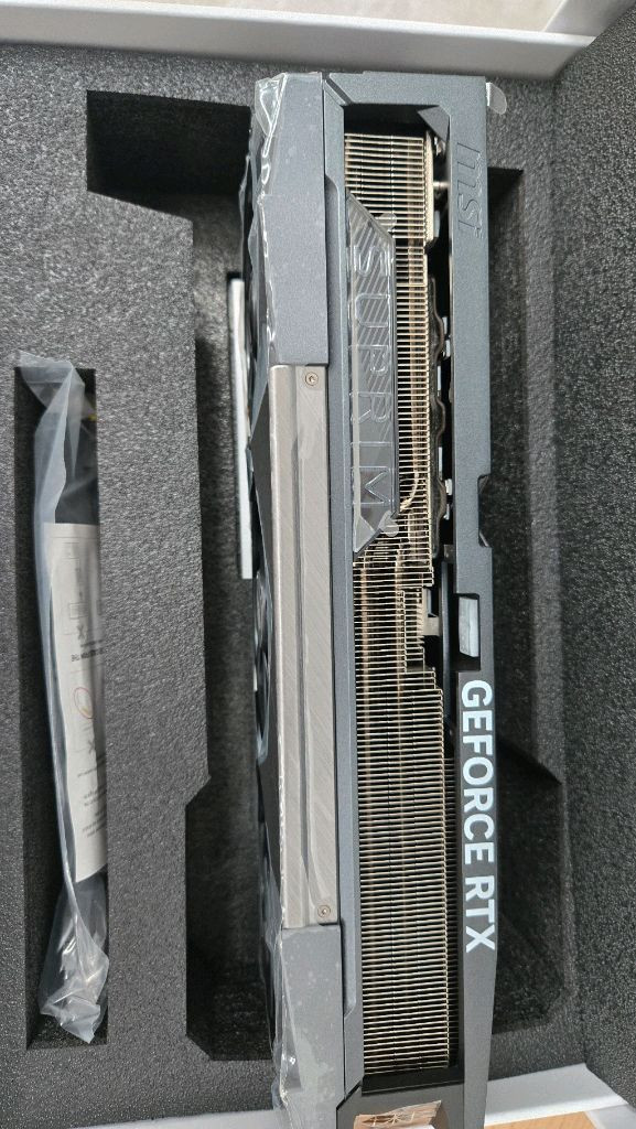 MSI RTX5090 슈프림 슈라우드 (부품 장식용) 이미지