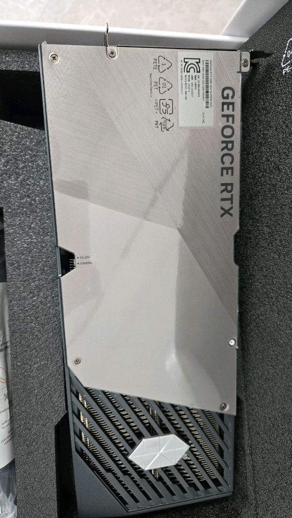 MSI RTX5090 슈프림 슈라우드 (부품 장식용) 이미지