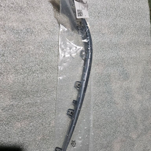 벤츠E300 앞범퍼몰딩(우측) 이미지