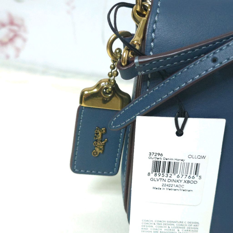 택새것)코치 딘키 크로스 바디백 이미지