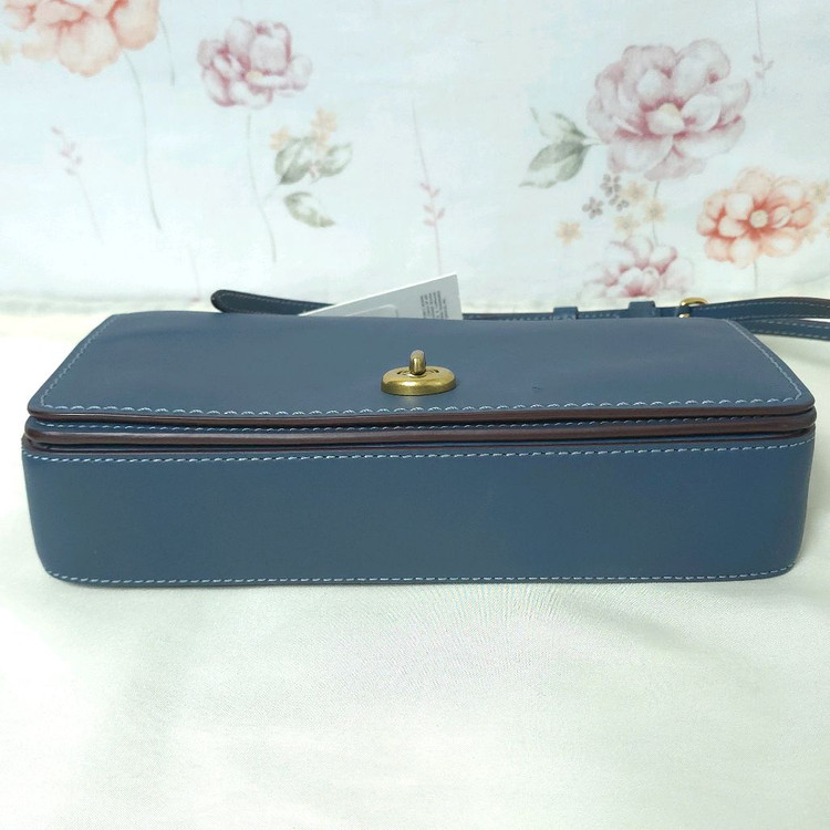 택새것)코치 딘키 크로스 바디백 이미지