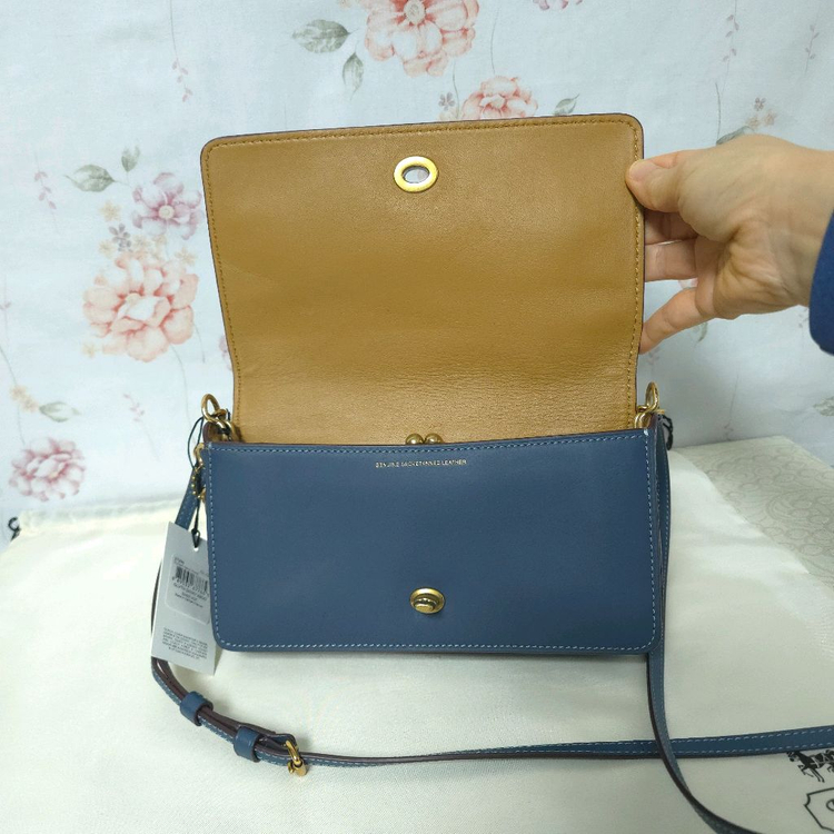 택새것)코치 딘키 크로스 바디백 이미지