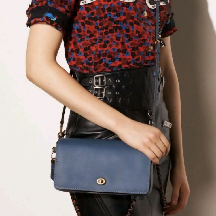 택새것)코치 딘키 크로스 바디백 이미지