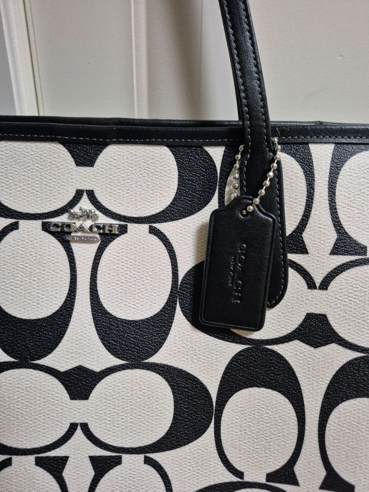 코치 가방 쇼퍼백 이미지