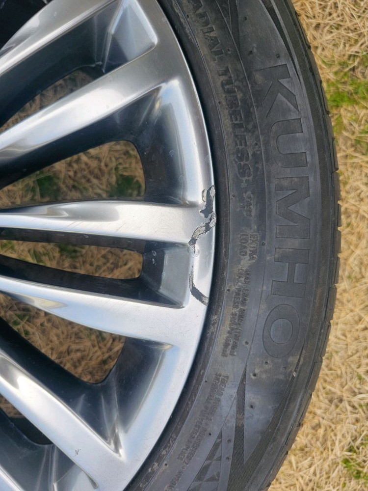 2018년식 더뉴K9 앞 휠타이어 1개 이미지