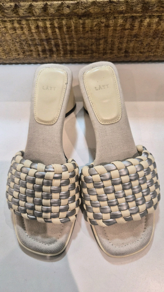 한섬 래트 위빙 슬라이드 이미지