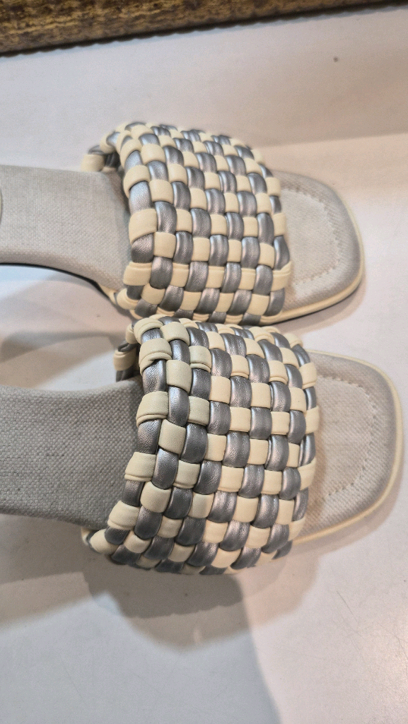 한섬 래트 위빙 슬라이드 이미지