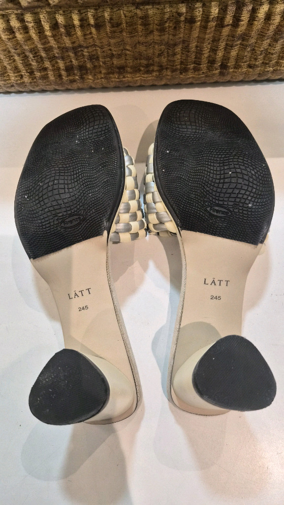 한섬 래트 위빙 슬라이드 이미지