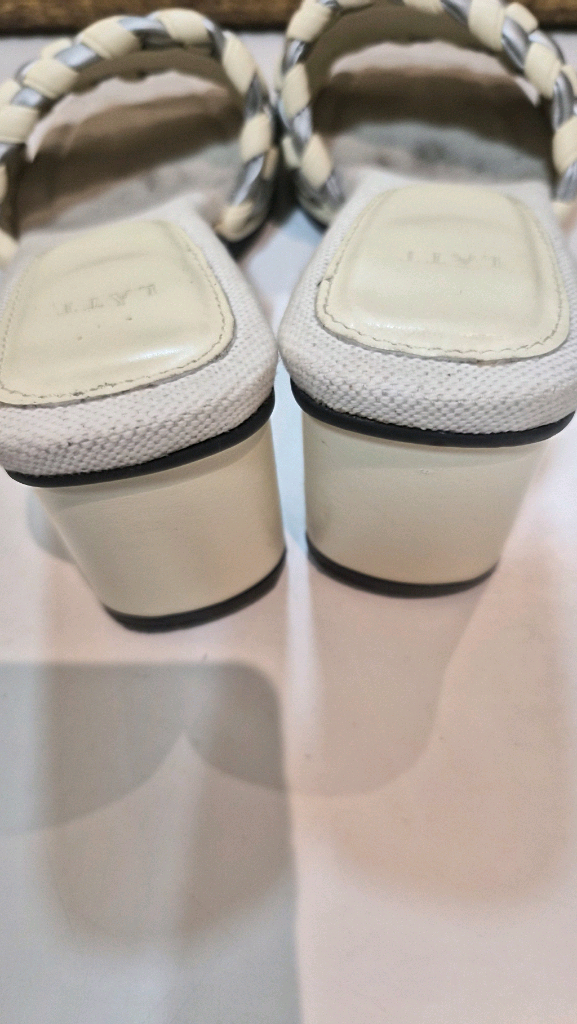 한섬 래트 위빙 슬라이드 이미지