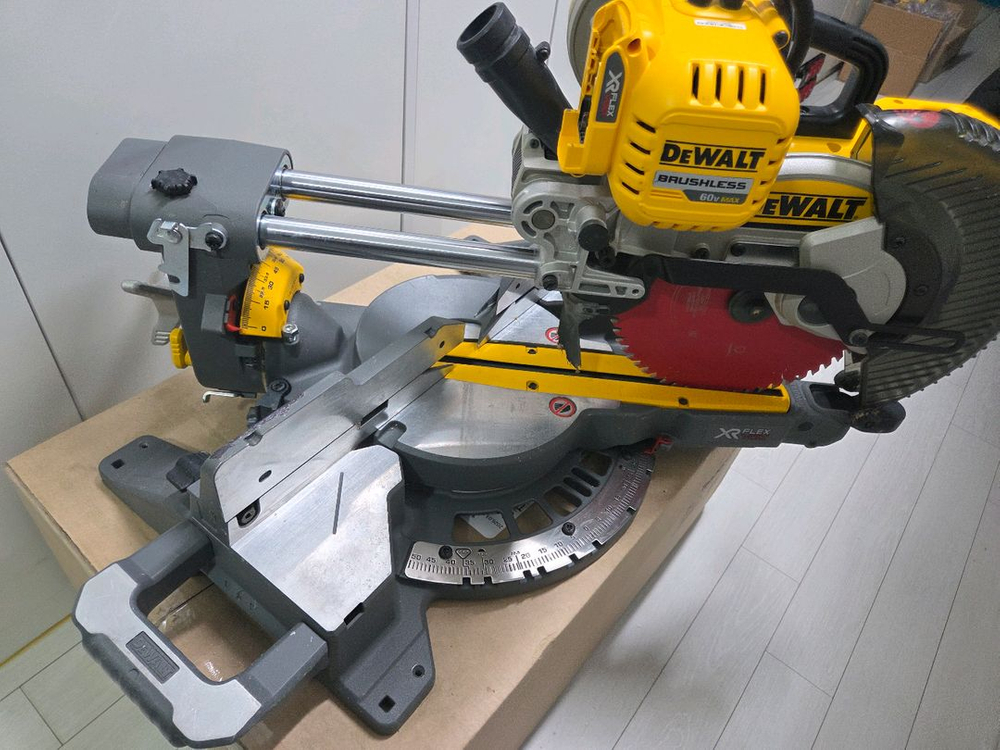 디월트 DCS361 DCS727 무선 슬라이딩 각도절단기 마끼다 정품 테이블쏘 12인치 탁상윈형톱 LH1201FL 이미지