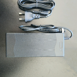 듀얼트론 이글 전동킥보드 호환 67.2V 1.7A 충전기 3핀 항공단자 내경 12mm 이미지