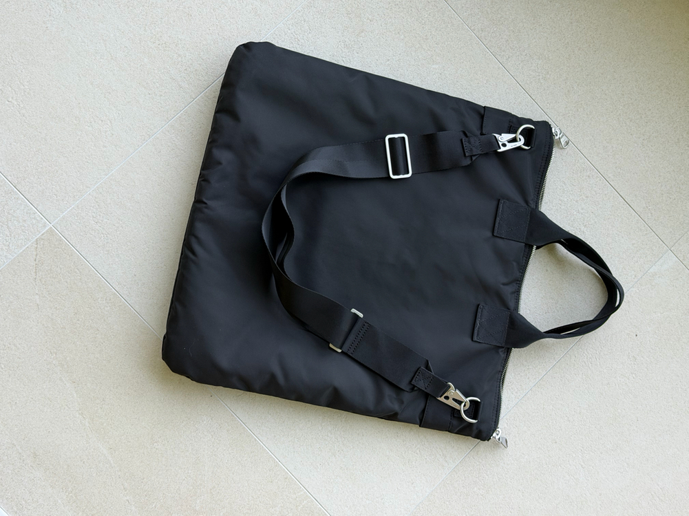 아르켓(Arket) 헬멧 백 토트백 이미지