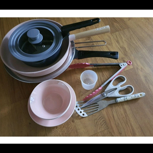 후라이팬 냄비 등 사진에 있는 모두 합 저렴히 2만6천원 이미지