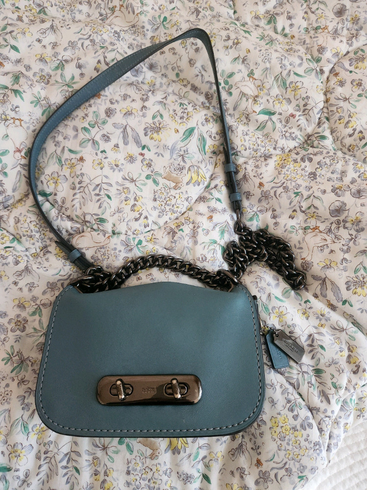 코치 크로스백 이미지