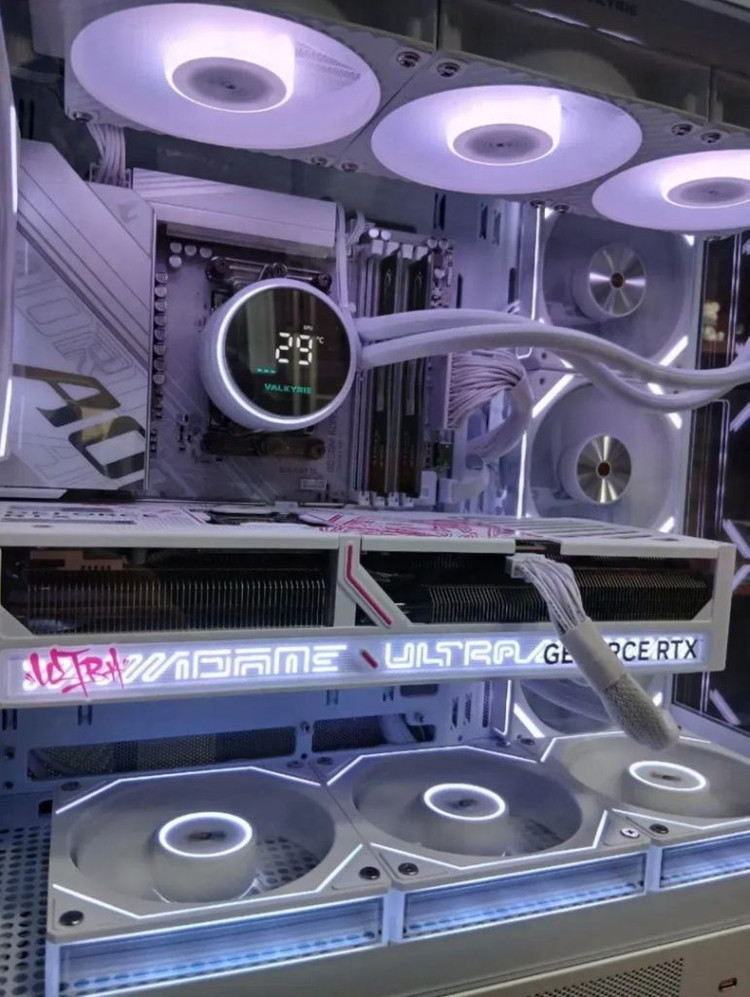 9800X3D & RTX5070TI 게이밍 컴퓨터 화이트 감성 고성능 이미지