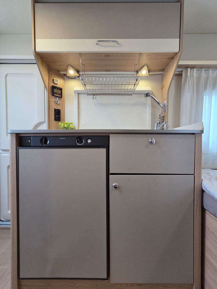 LMC 사시노 460E 카라반 / 2100만원 / 급매!! 차고지 증명X!! 컨디션 굿!! 사계절 캠핑 가능!! 이미지
