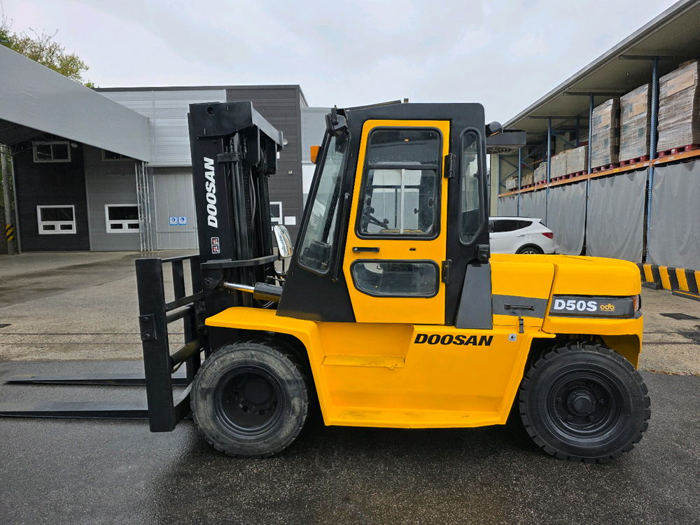 중고지게차 매매 A급 두산 5톤 자동발 캐빈 디젤지게차 1500만원 이미지