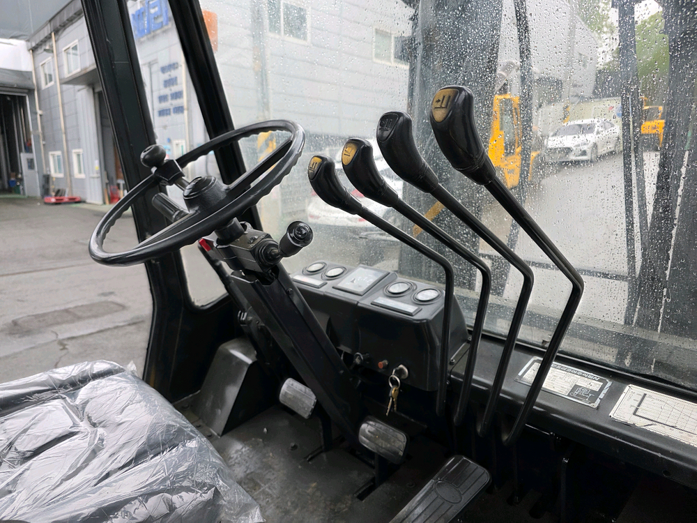 중고지게차 매매 A급 두산 5톤 자동발 캐빈 디젤지게차 1500만원 이미지