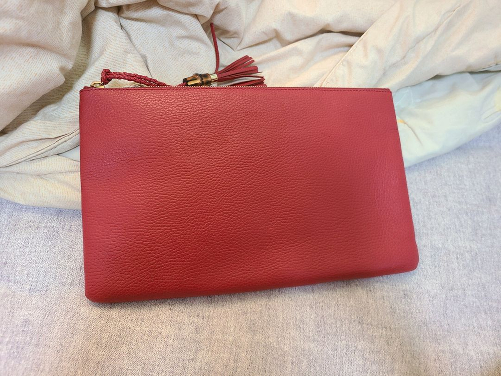 구찌 뱀부 클러치 파우치크로스백프라다루이비통디올셀린느생로랑샤넬버버리에르메스테수토호보백팩명품가방뉴욕패딩 이미지