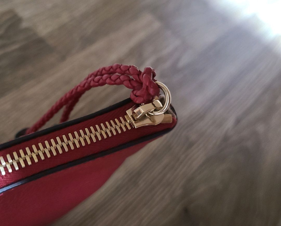 구찌 뱀부 클러치 파우치크로스백프라다루이비통디올셀린느생로랑샤넬버버리에르메스테수토호보백팩명품가방뉴욕패딩 이미지