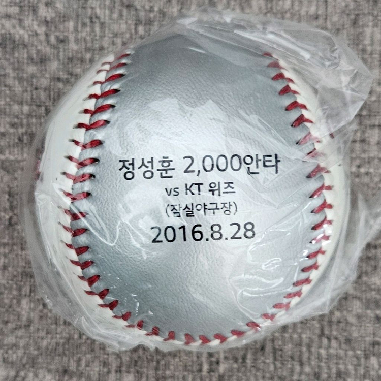 LG 정성훈 2000안타 기념구, 야구공 이미지