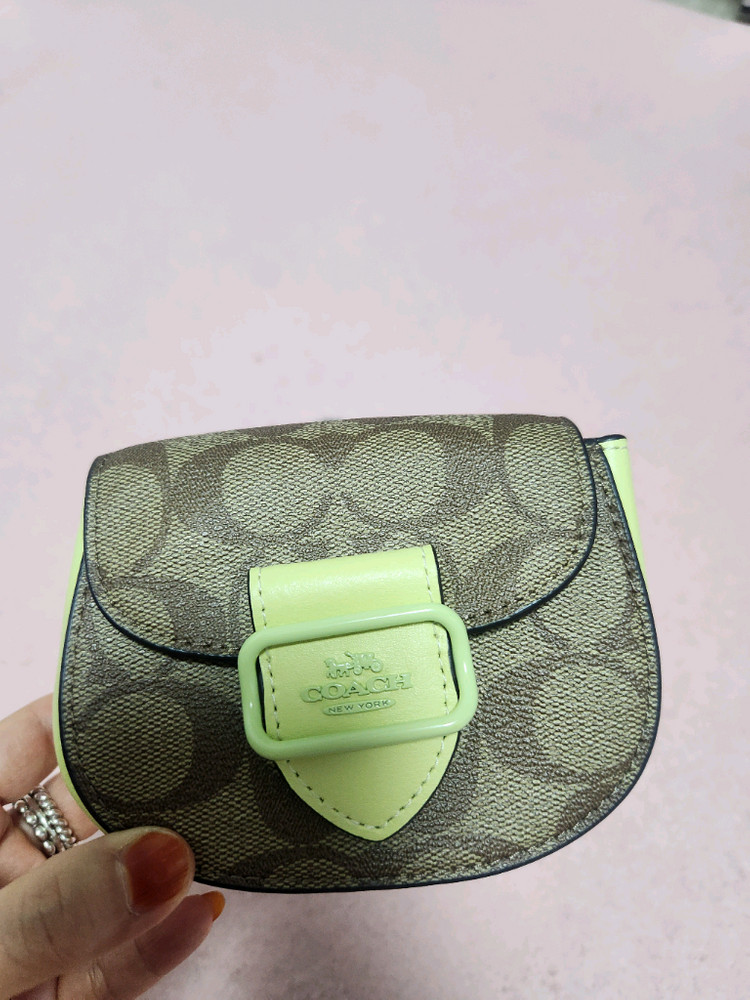 코치 시그니처 미니 크로스백라임 이미지