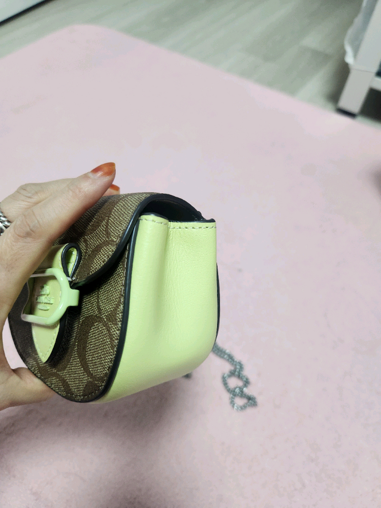 코치 시그니처 미니 크로스백라임 이미지