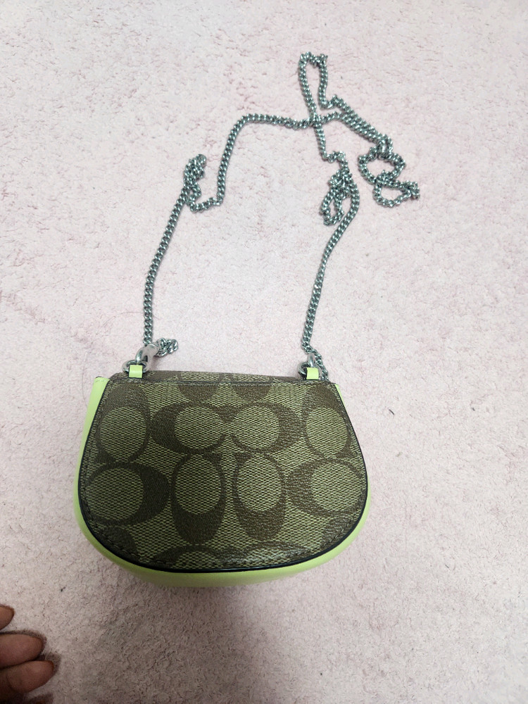 코치 시그니처 미니 크로스백라임 이미지