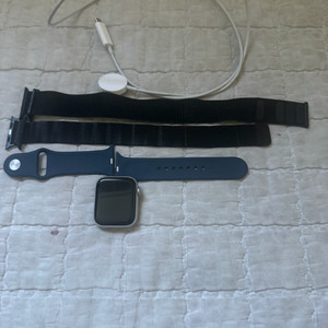 애플워치 se2실버 + 충전기 + 스트랩 3개 이미지