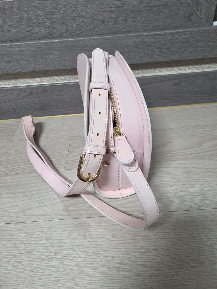 정품 A.P.C. 아페쎄 하프문 크로스백 핑크 이미지