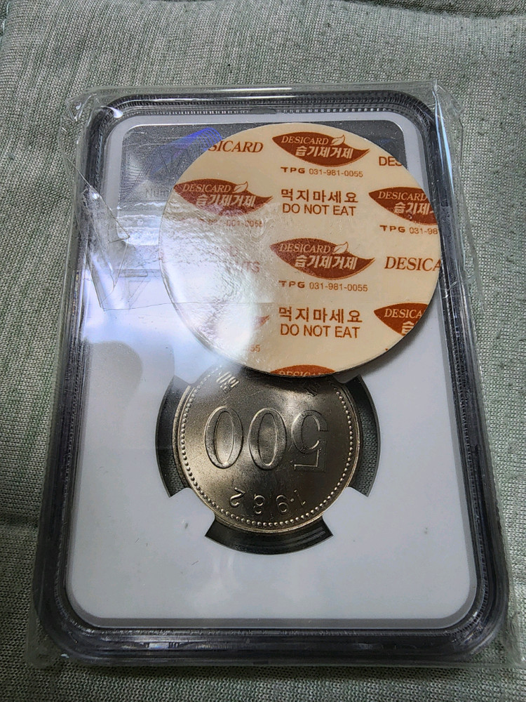 [희귀동전]1982년 500원 NGC 66등급 이미지