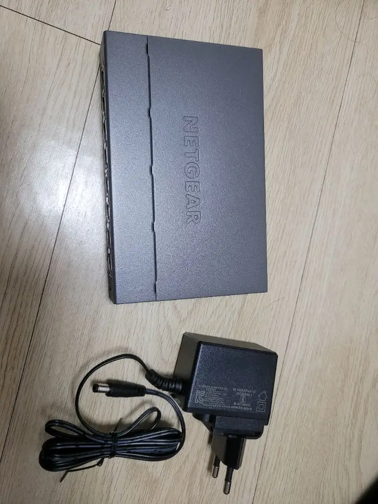 넷기어 GS108E V4 공유기. 기가 스위칭허브 이미지