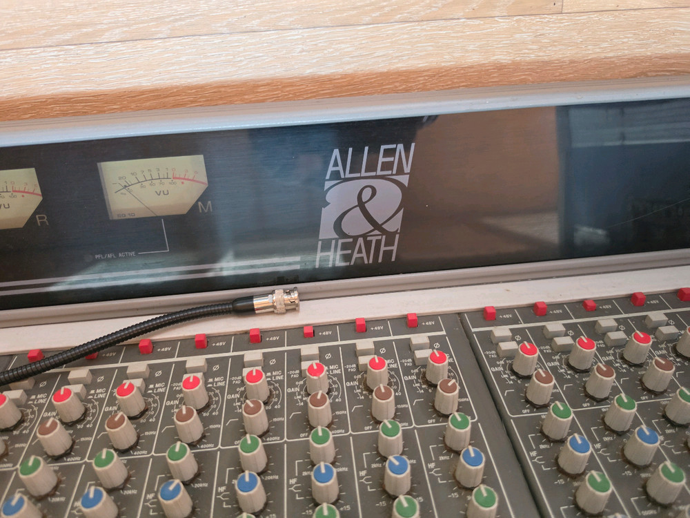 40채널 오디오 믹서 이미지